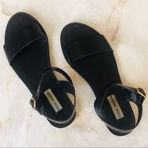 Steve Madden Donddi Round Open-Toe Flat Sandals